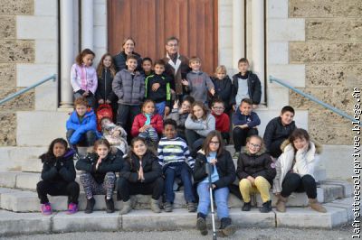 La classe des grands devant l'église Saint Ours de la Frette